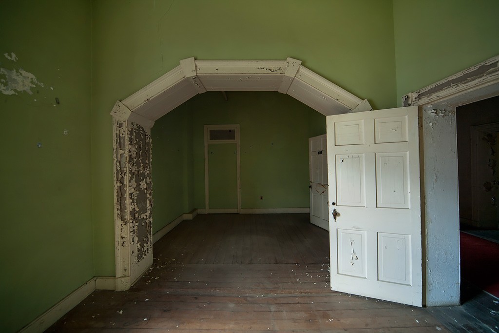 The creepy insides of the DeJarnette Sanatorium.